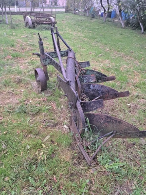 De vanzare remorca pe o axa si plug cu 3 trupite pentru u 650 - imagine 2