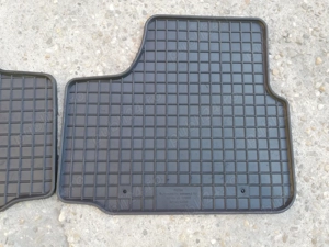 covorase cauciuc spate volkswagen up - imagine 2