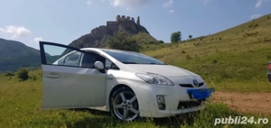 Toyota Prius de  închiriere  pentru livrări Wolt, Bolt sau Glovo.