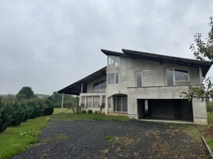 Casă semifinisată cu teren generos – 377 mp utili, 5754 mp teren – ideală pentru