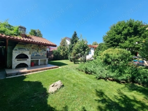 Citila langa Lacul cu Nuferi si Padure - imagine 4