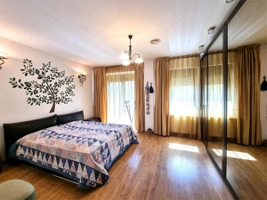 Citila langa Lacul cu Nuferi si Padure - imagine 8