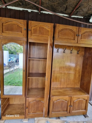 Mobilier vechi din lemn