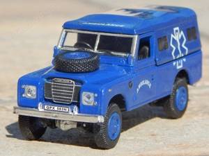 Macheta Land Rover Series III 109 Pickup Ambulanta sc 1:72 metalic