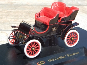 Macheta Cadillac Runabout 1903 scara 1:32 uzata cu postament