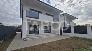 Duplex de vanzare 380mp teren liber 4 camere 2 bai 2 parcari Selimbar