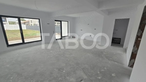 Casa de vanzare 380mp teren liber 4 camere 2 parcari Selimbar - imagine 11