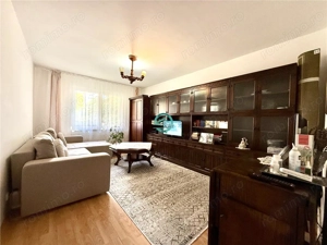 Apartament cu 3 camere de vanzare, parter inalt, in 7 Noiembrie