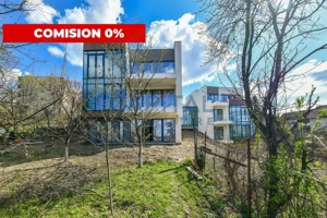 Spatiu compus din 2 cladiri