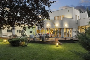 Vila cu teren de 1000mp, gradina matura, piscina, garaj, aproape de Jolie Ville