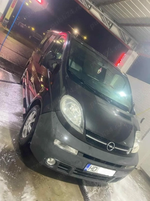 Opel Vivaro 5+1 loc și marfă, an 2005, motor 2.5 DCI defect ( pornește dar bate ceva)