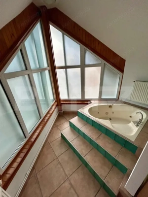 Casa moderna cu design deosebit,situata intr-o zona linistita. - imagine 12