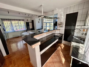 Casa moderna cu design deosebit,situata intr-o zona linistita. - imagine 13