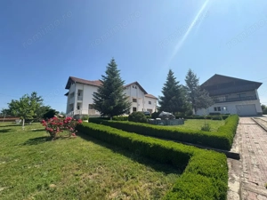 *Conac impresionant* cu arhitectură simetrică - pretabil reședință sau business