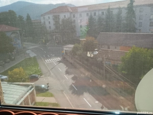 Închiriez  schimb cu casa apartament 3 camere central - imagine 9