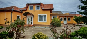 Vilă cu 7 camere, 3 băi, P+M, garaj, terasă, 1130 mp teren, Sântandrei, Bihor. - imagine 17