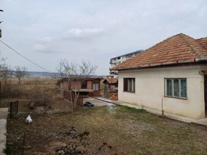 Teren generos cu 2 case individuale si utilitati aferente - imagine 3