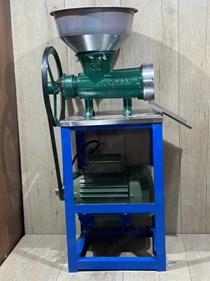 Masina tocat carne fonta electrica 699 lei