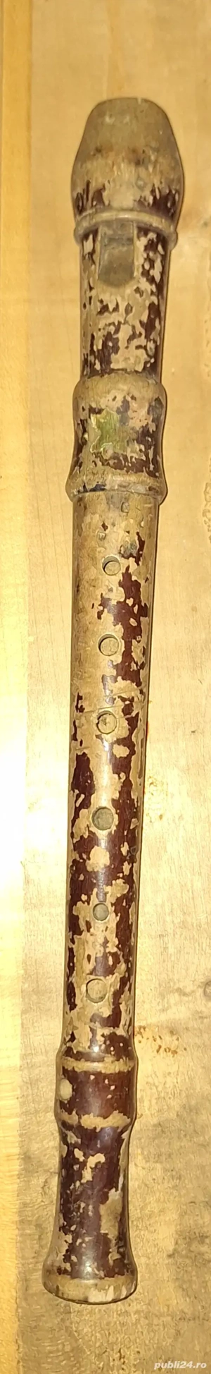 Flaut vechi din lemn. 