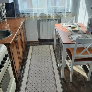 Vand apartament cu 2 camere 54 mp recent renovat zona centrala Roman - imagine 2