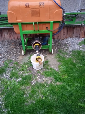 Masina de erbicidat de 400 litri,12 metri latime.