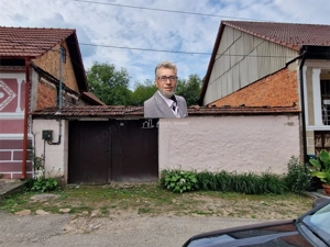 Clocotici Lot de Casa cu amprenta, apa, curent, teren 576 mp.