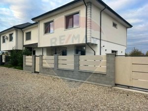 De vanzare Casă / Vilă cu 4 camere - imagine 3