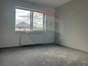 De vanzare Casă / Vilă cu 4 camere - imagine 9