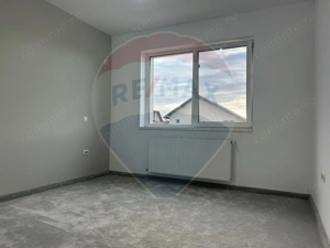 De vanzare Casă / Vilă cu 4 camere - imagine 7