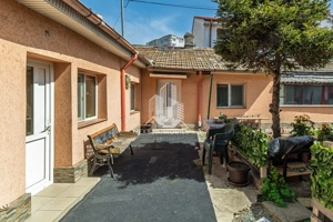 Casă cu deschidere stradală + spațiu comercial închiriat