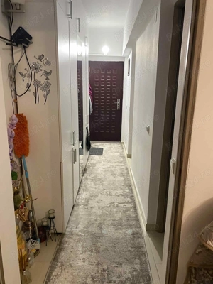 Apartament cu 3 camere,baie,hol,bucătărie si anexe