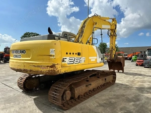 vand  excavatoare pe senile  NewHoland kobelco si Komatsu stare buna de functionare in stoc