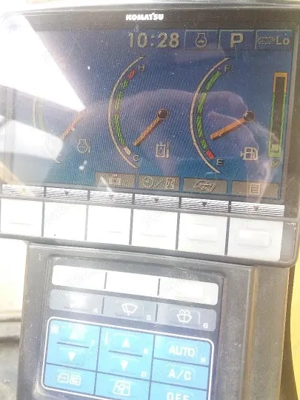 vand  excavatoare pe senile  NewHoland kobelco si Komatsu stare buna de functionare in stoc  - imagine 5