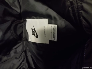 vând Geaca lunga Nike neagră cu glugă nouă.