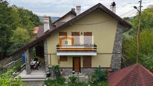 Vedere padure, panouri solare si fotovoltaice, pompa de caldura,  semineu - imagine 8