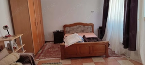 Ofer spre închiriere garsoniera la curte 