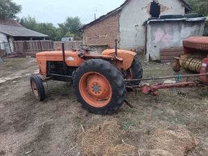 Vând tractor presa 