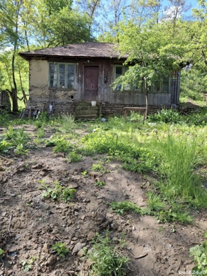 Casă bătrânească de vânzare