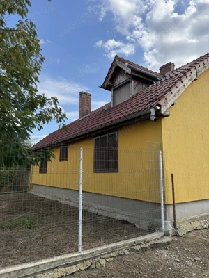 Casă spațioasă de vânzare în Hitiaș, județul Timiș   teren 2197 mp - imagine 4