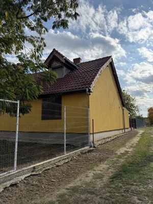 Casă spațioasă de vânzare în Hitiaș, județul Timiș   teren 2197 mp - imagine 5
