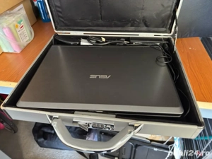 laptop Asus cu geanta și accesorii