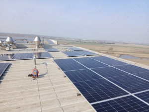 Angajez muncitori mantaj panouri fotovoltaice