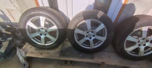 Vând o pereche de cauciucuri cu tot cu jante! 