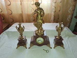 ceas de semineu bronz dore si marmura rosie 