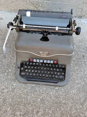masina de scris Triumph matura