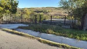 teren Intravilan Fratostita, Filiasi