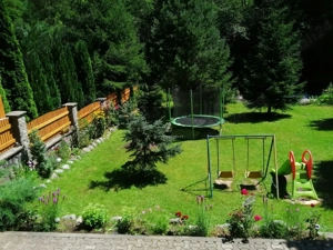 Vila de vânzare în Munții Retezat, pe malul râului