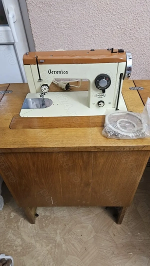 Mașina de cusut 1984 anul  - imagine 2