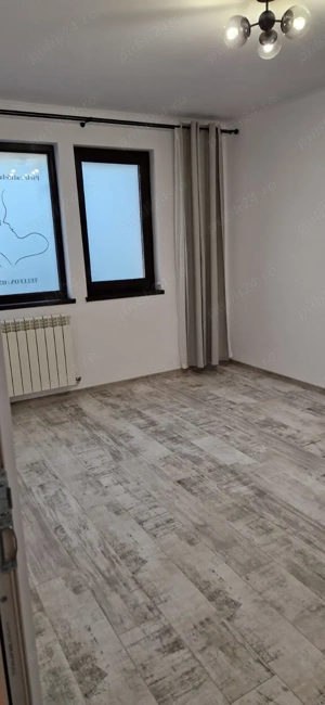 Închiriez camera salon