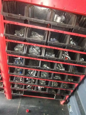 Mașină echipată pentru producerea de furtune hidraulice 